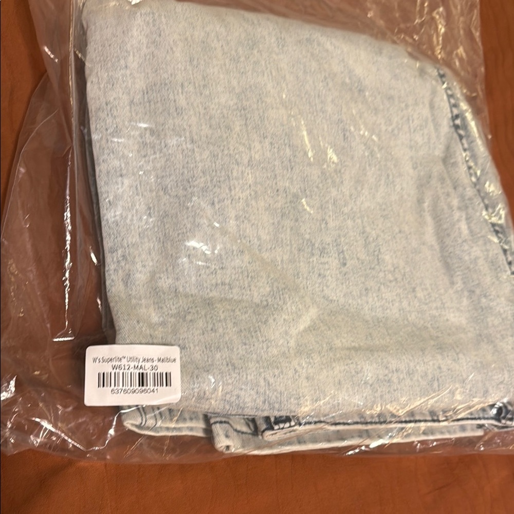 Women's Light Acid Wash Jeggings - Picture 4 of 5